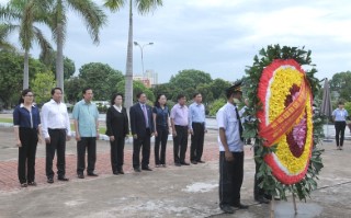 Chủ tịch Quốc hội Nguyễn Thị Kim Ngân dâng hương tưởng niệm các anh hùng, liệt sĩ